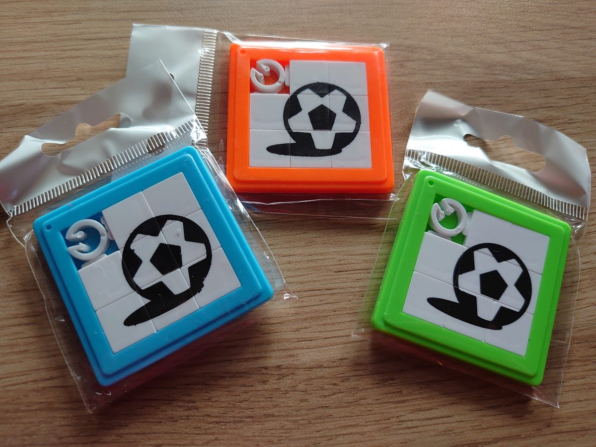 Set van 3 voetbal geduldspelletjes / schuifpuzzel in het groen, blauw en oranje (fidget, traktatie, uitdeelcadeau)