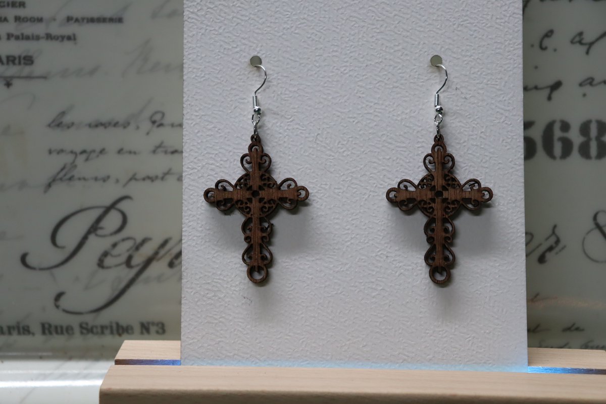 lasergesneden oorbel hout met orthodox kruis