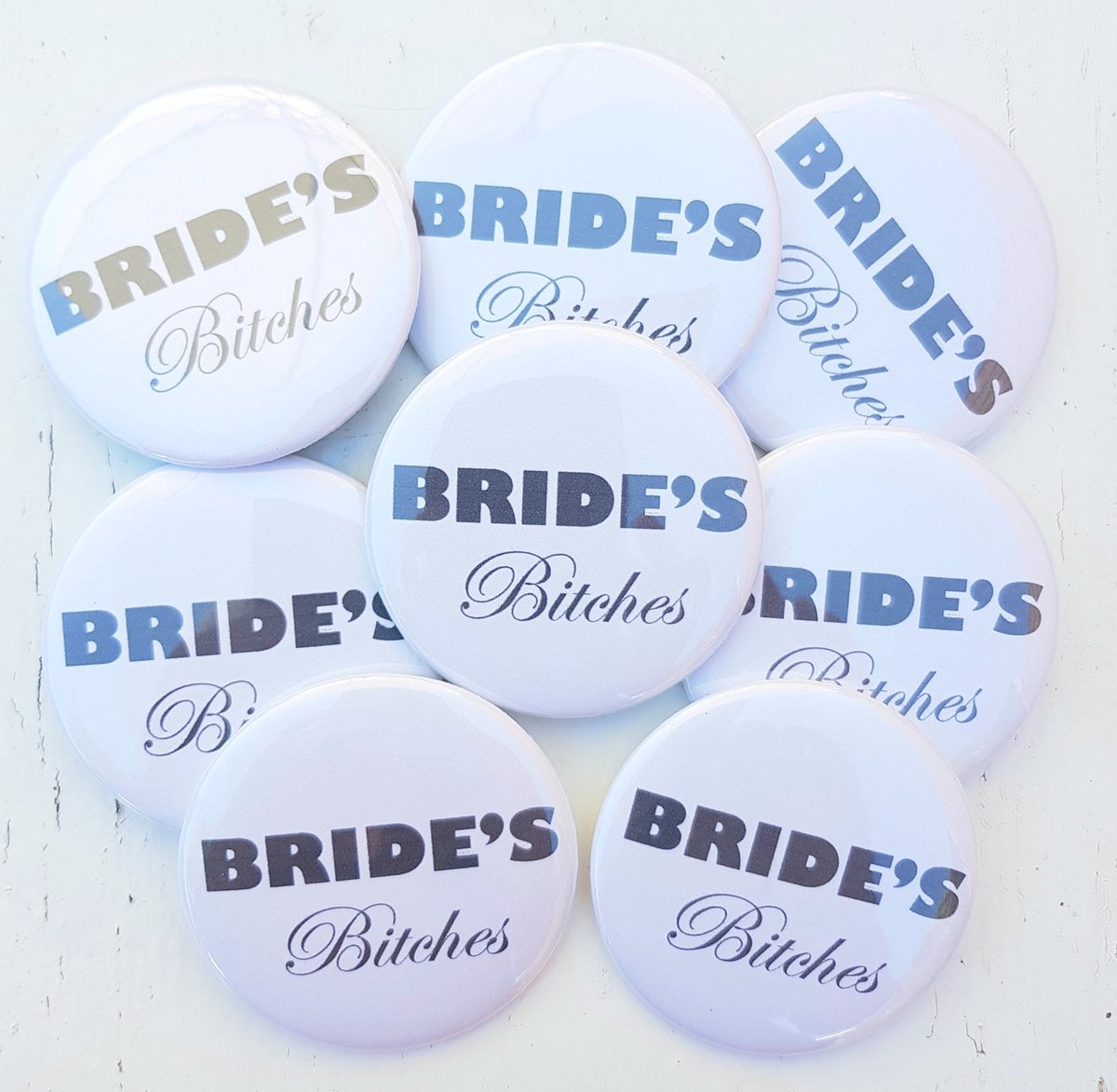 10 Buttons Brides Bitches wit - vrijgezellenfeest - vrijgezellenavond - trouwen - bride to be - bruid - trouwen