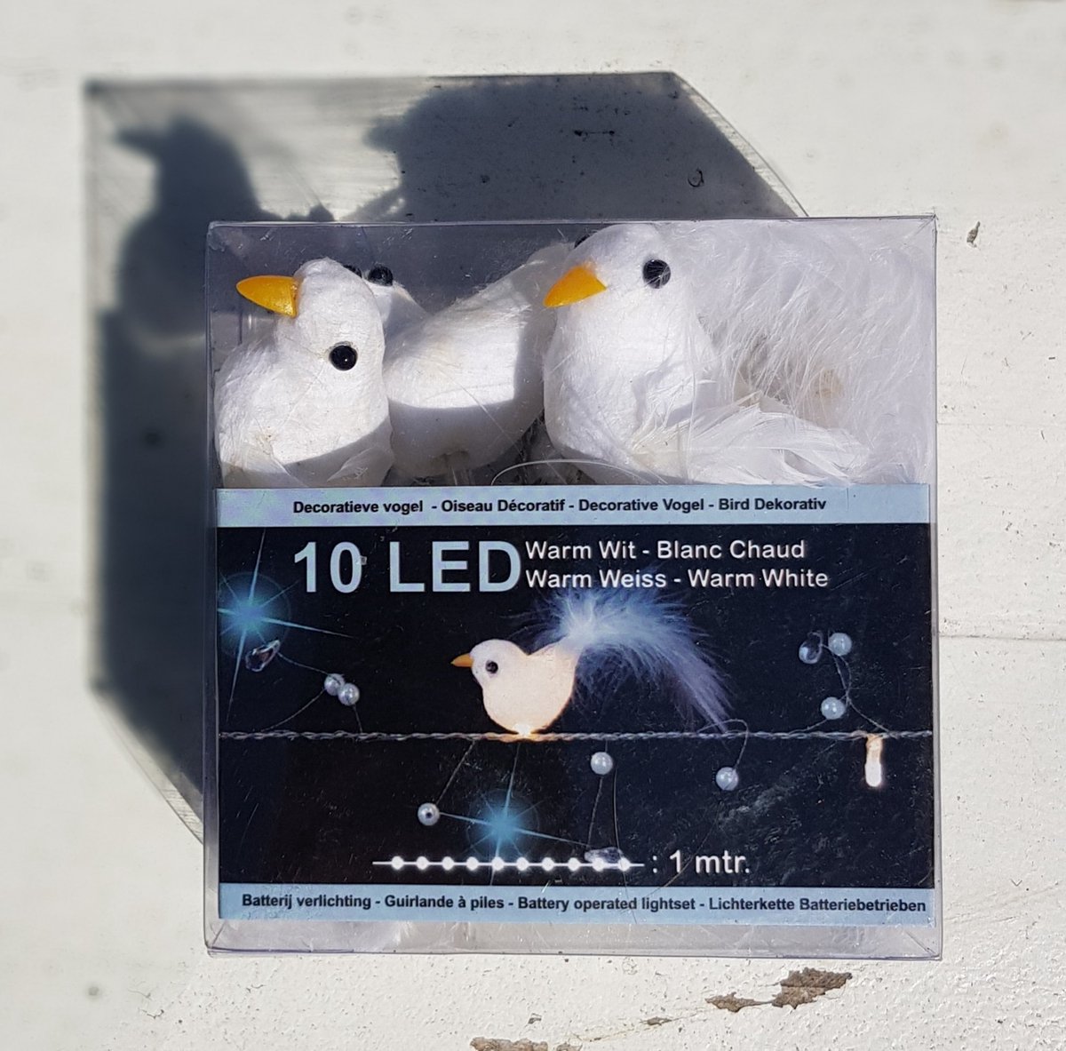 10 Led lampjes verwerkt in een slinger met witte duifjes en pareltjes - duif - LED - kerst - trouwen - licht - slinger