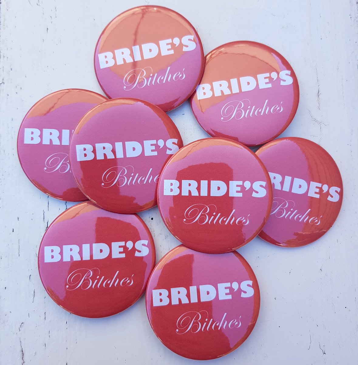 10 buttons Brides Bitches rood - vrijgezellenavond - button - vrijgezellenfeest - bride - bruid - trouwen