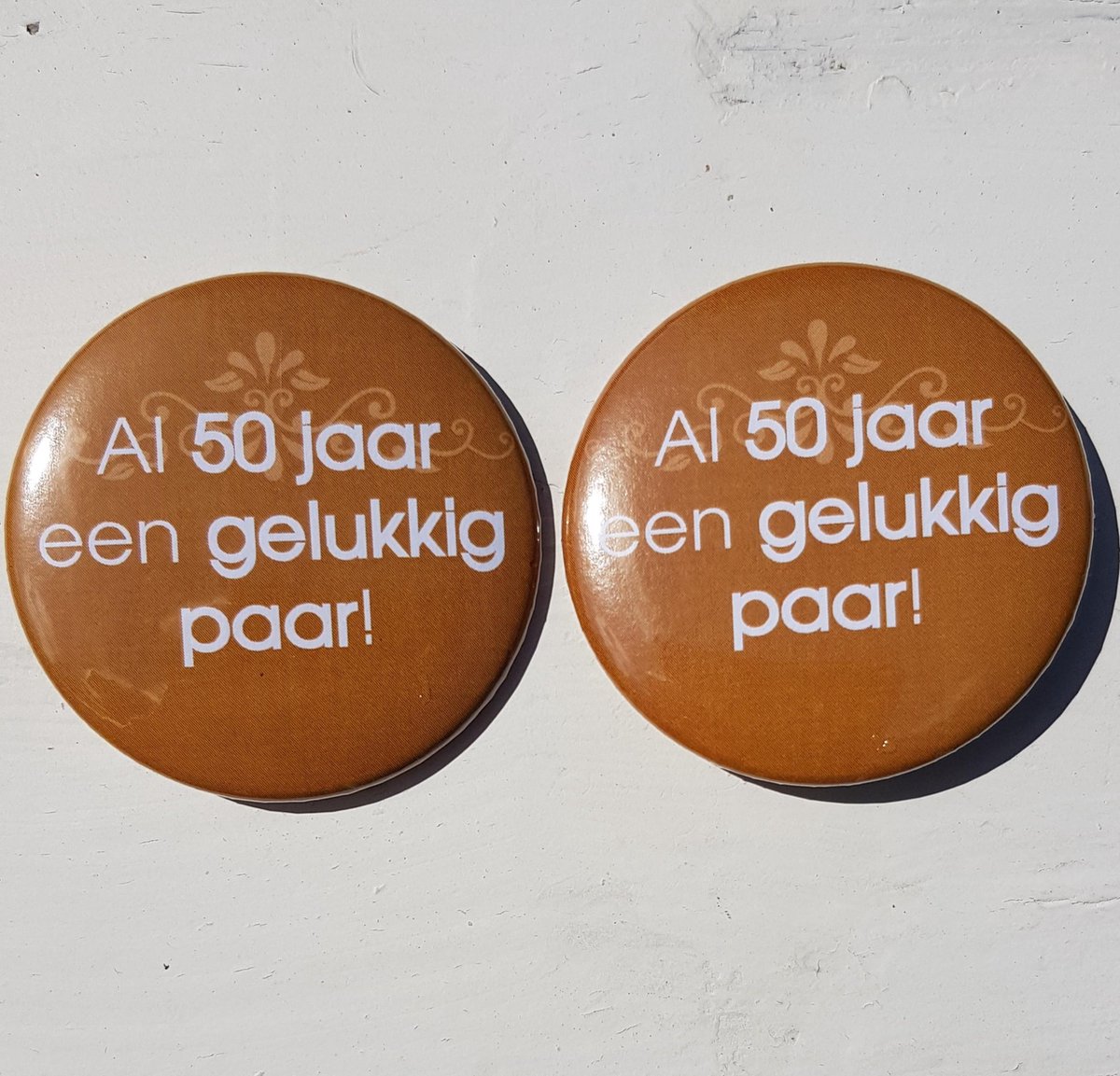 2 buttons Al 50 Jaar een Gelukkig Paar - jubileum - goud - button - bruidspaar - bruiloft