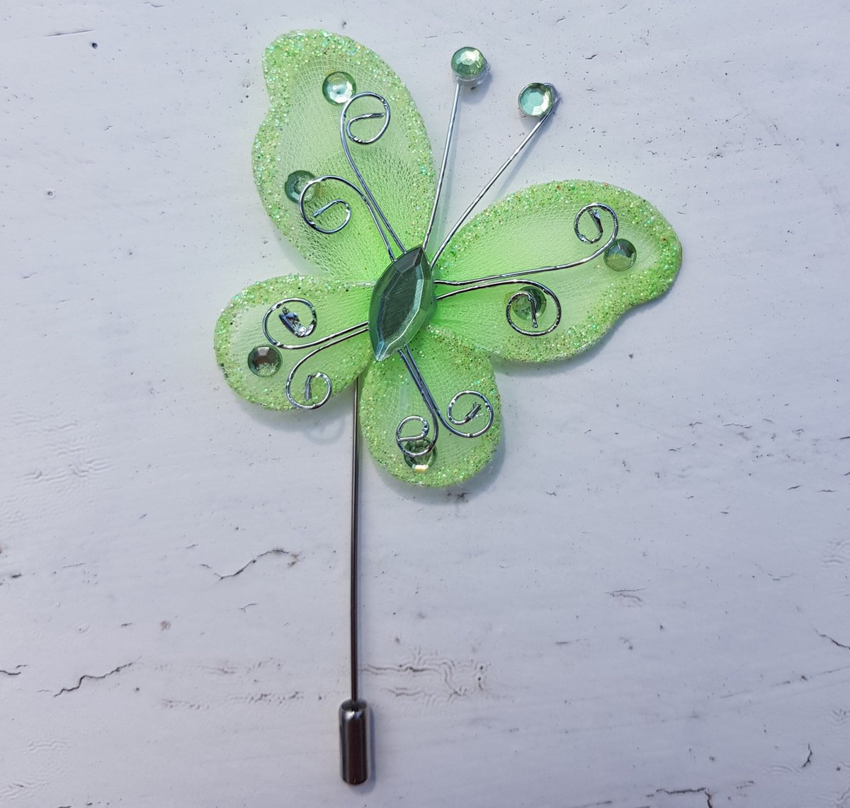 2 groene corsage vlinders op luxe verzilverde speld met afsluitdopje - pasen - butterfly - vlinder - groen - pasen - corsage