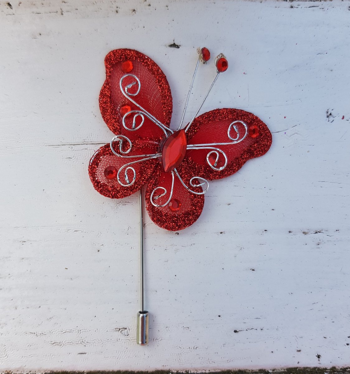 2 rode corsage vlinders op luxe verzilverde speld met afsluitdopje - geboorte - liefde - vlinder - rood - love - corsage