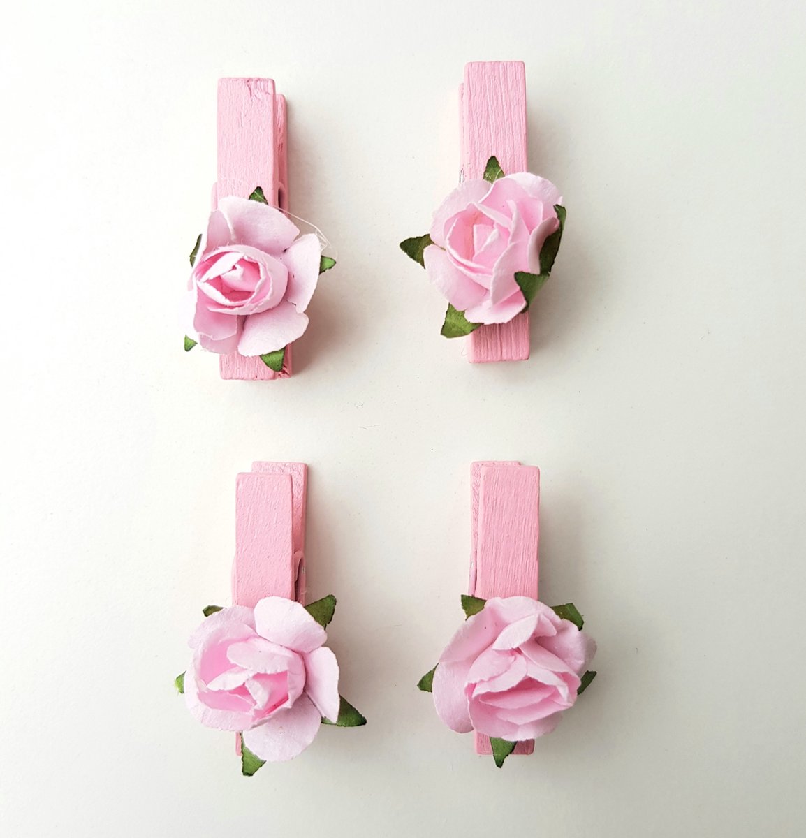 3 pakken met elk 4 roze knijpertjes met roosje - diy - hobby - knutselen - bedankje - babyshower - genderreveal - knijper - roos