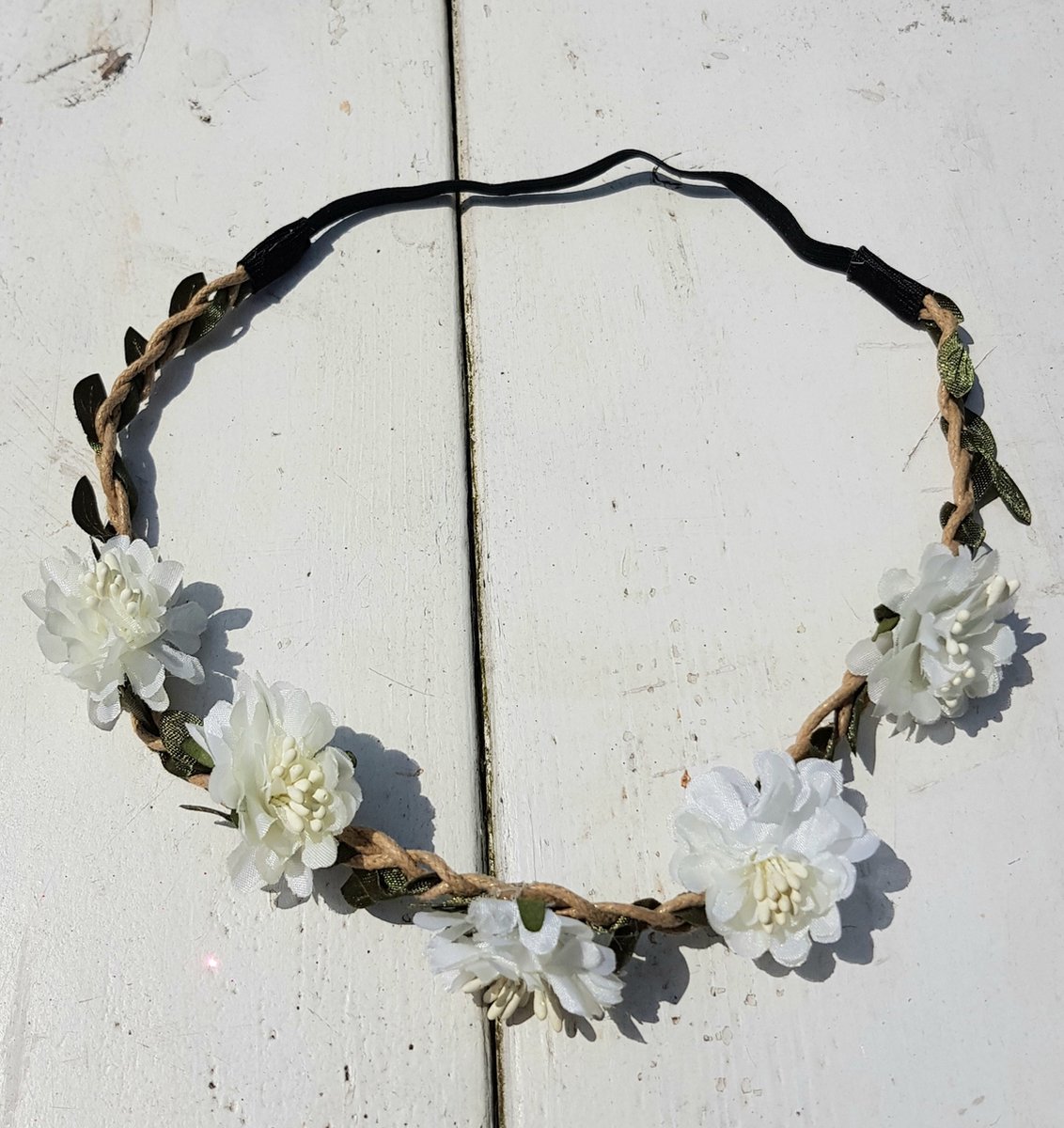 Bohemian style gevlochten haarkrans met blaadjes en witte bloemen - haarband - festival - bruiloft - ibiza - bohemian