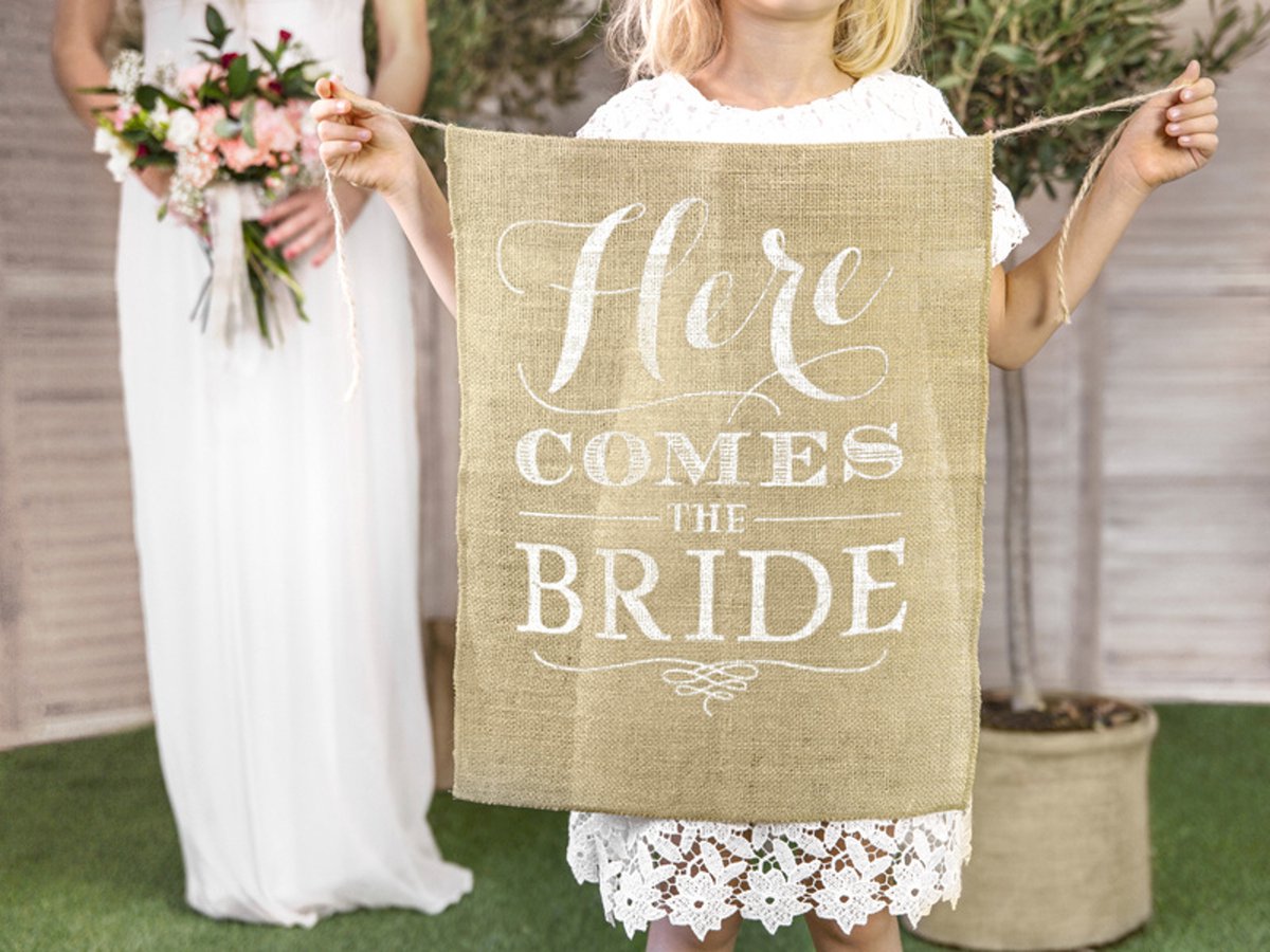 Jute banner Here Comes the Bride met witte tekst - trouwen - huwelijk - bruid - bride - jute