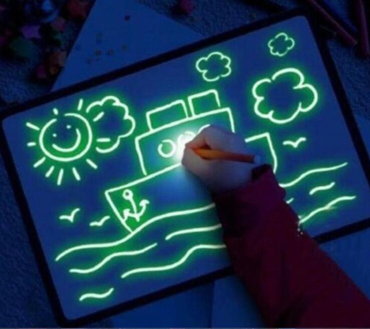 Magisch tekenbord met licht voor peuter en kind - glow in the dark - stevige PVC rand - handig A4 formaat - inclusief reserve pen en sjablonen