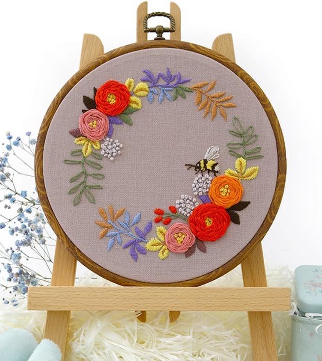 Borduurpakket Bumble Bee and Flowers - Embroidery (Bij met Bloemen) VRIJ BORDUREN, GEEN KRUISSTEEK