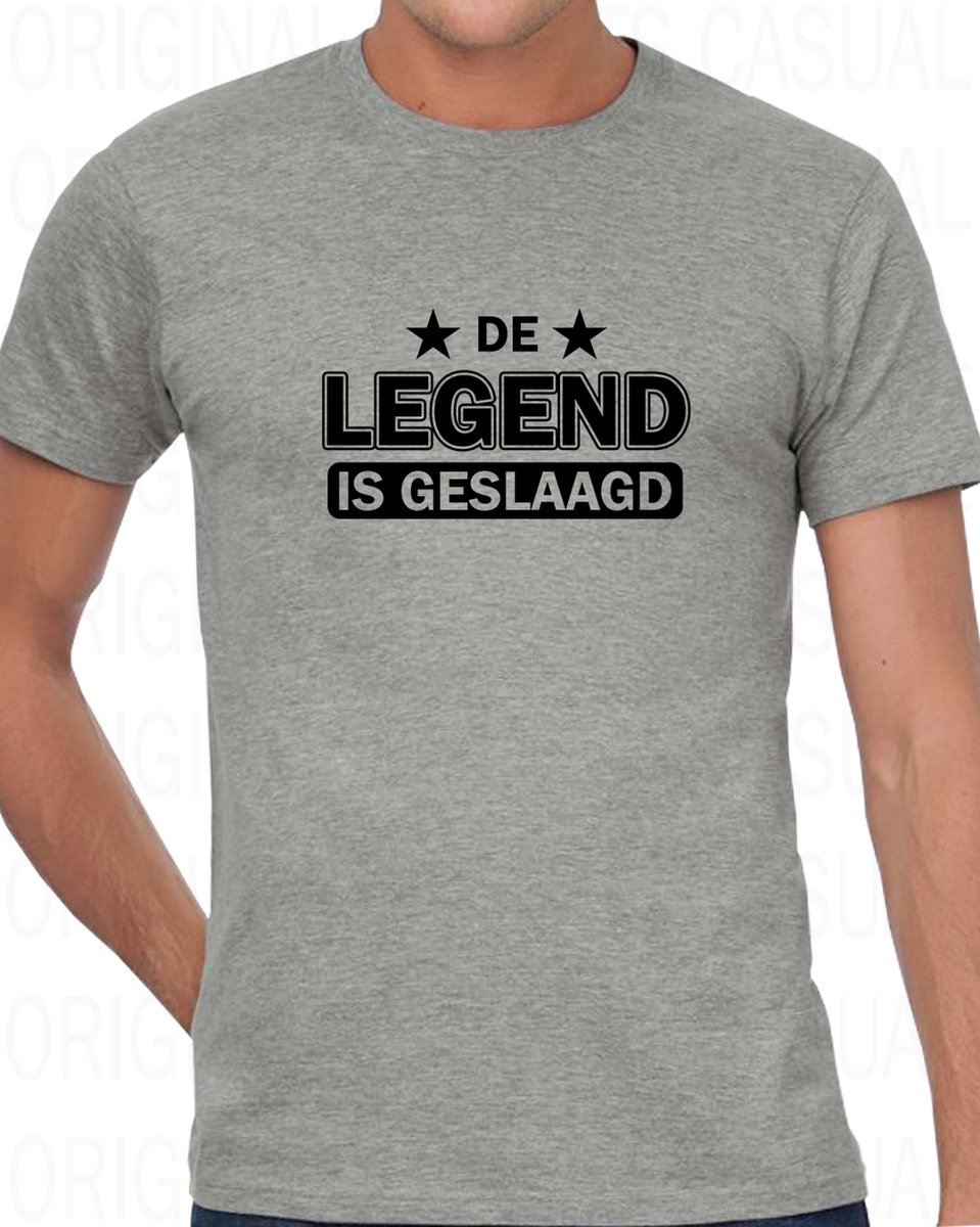 DE LEGEND IS GESLAAGD herenshirt - Lichtgrijs met zwart - Maat XL - Korte mouwen - Ronde hals - Regular Fit - Leuke shirtjes - Grappig - Humor - Cadeau - Original Kwoots - School diploma - Rijbewijs gehaald