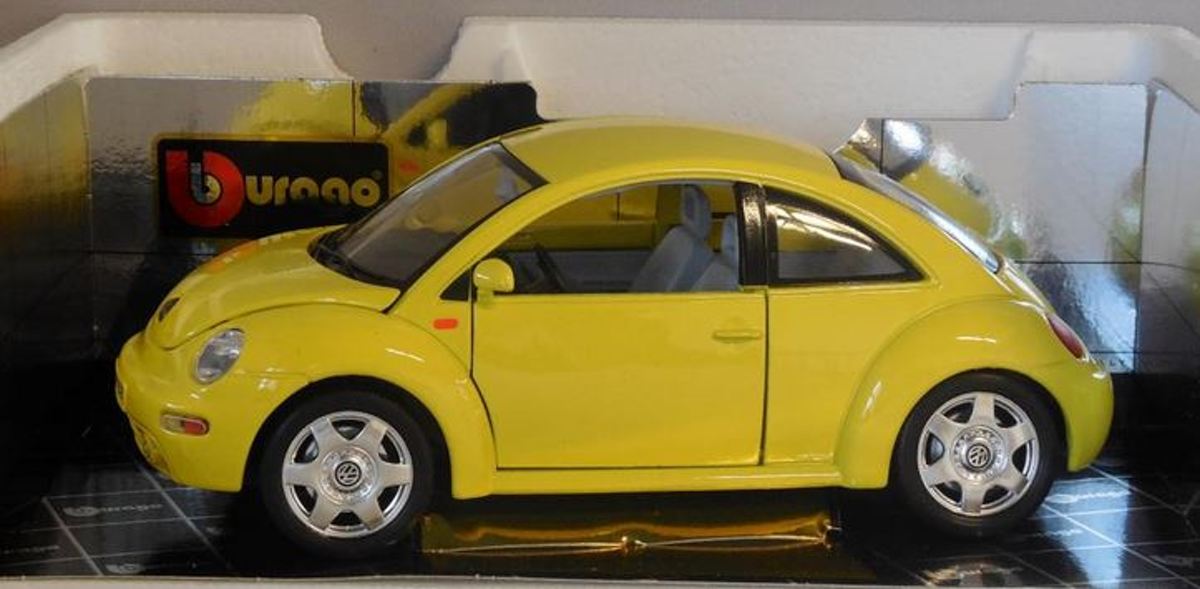 Volkswagen New Beetle 1998 1:18 Bburago Geel 3302