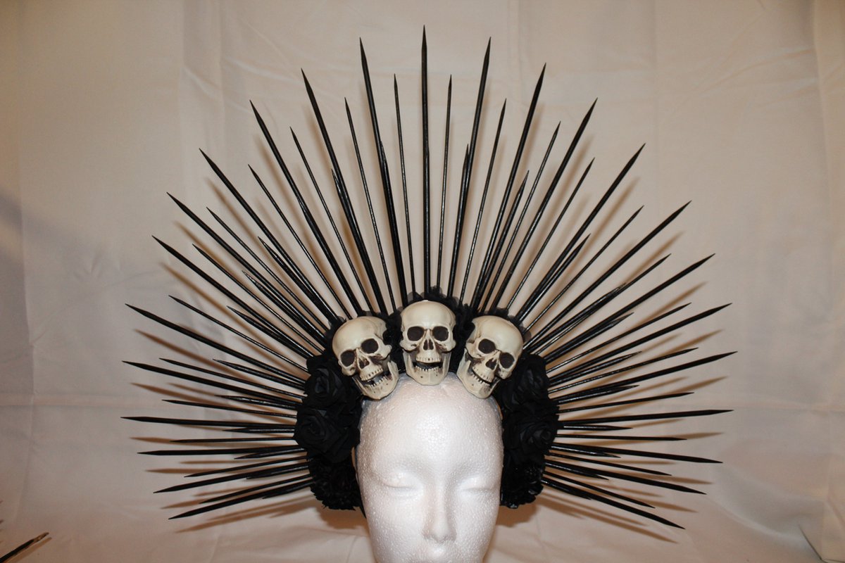 Zwarte spikes met skulls & rozen