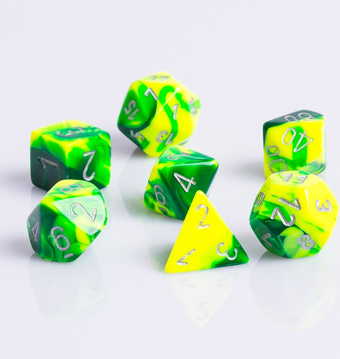 Chessex Polydice 7 Dobbelstenenset Gemêleerd Groen Geel met Zilver