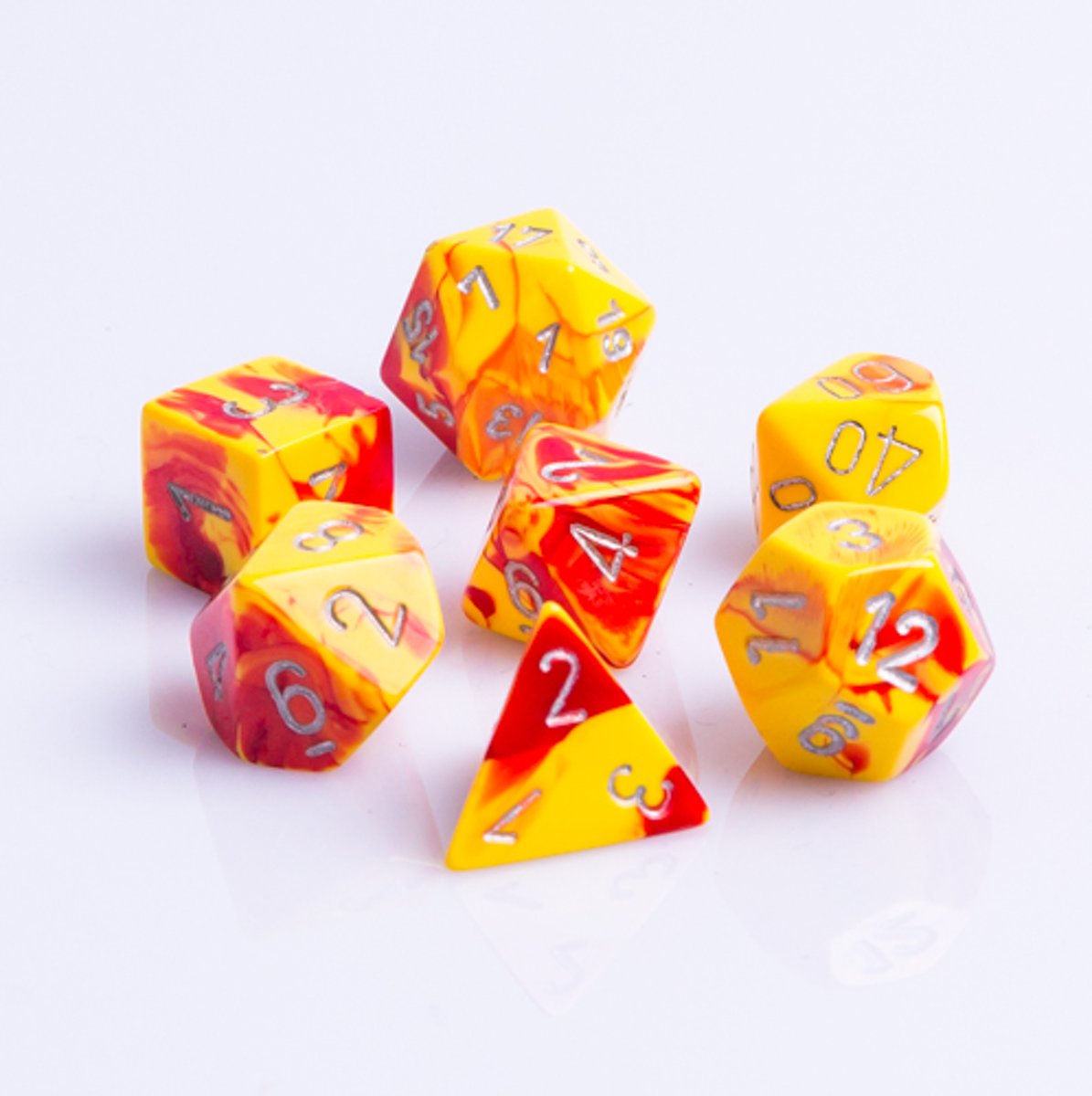 Chessex Polydice 7 Dobbelstenenset Gemêleerd Rood Geel met Zilver