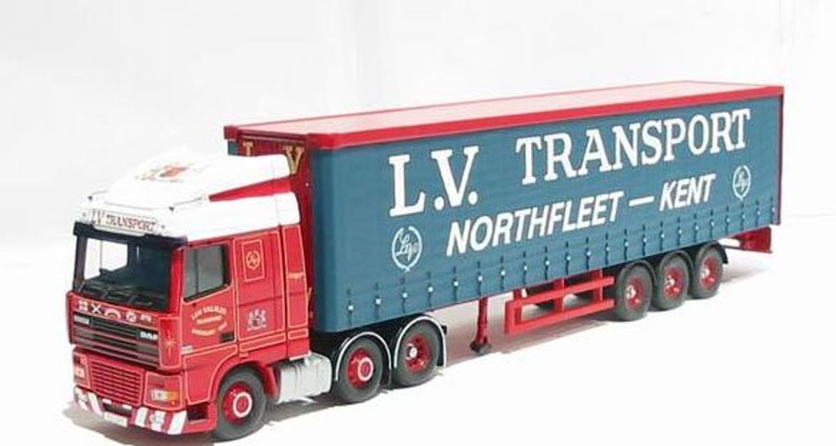 DAF XF Space Cab Curtainside L.V. Transport Ltd 1:50 Corgi Rood / Blauw CC13227