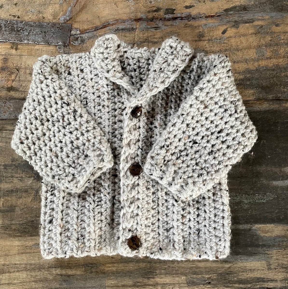 GEHAAKT BABYVESTJE - HANDMADE - STOER TWEED - MAAT 68/74.