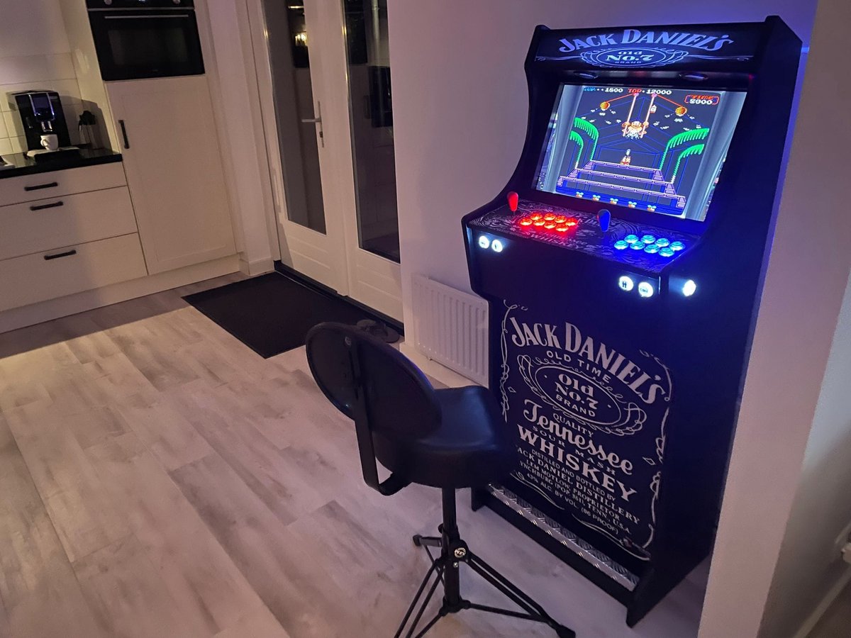 Vandenbossportief Gepersonaliseerde Arcade gamekast - 1200 games -24 inch -160x65x45cm-Custom made - Kies uw Logo en kleur- 2 jaar garantie-Made in Holland-Lichtgevend-Met wifi-Stootvrij-zeer zuinig-2 spelers-incl speakers vooraan-Speelklaar