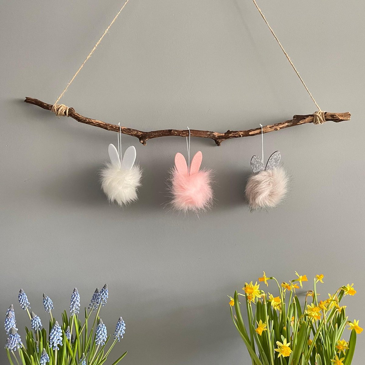 Decoratietak Pasen met Fluffy Paashaasjes - Pasen - Paasdecoratie - Paashangers - Paasversiering - Paashaas - Roze Grijs Wit