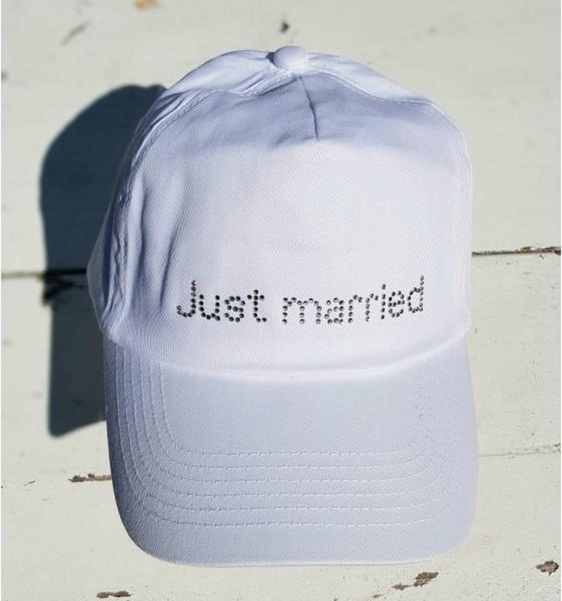 Witte cap met de strass tekst Just Married - cap - trouwen - bruid - just married