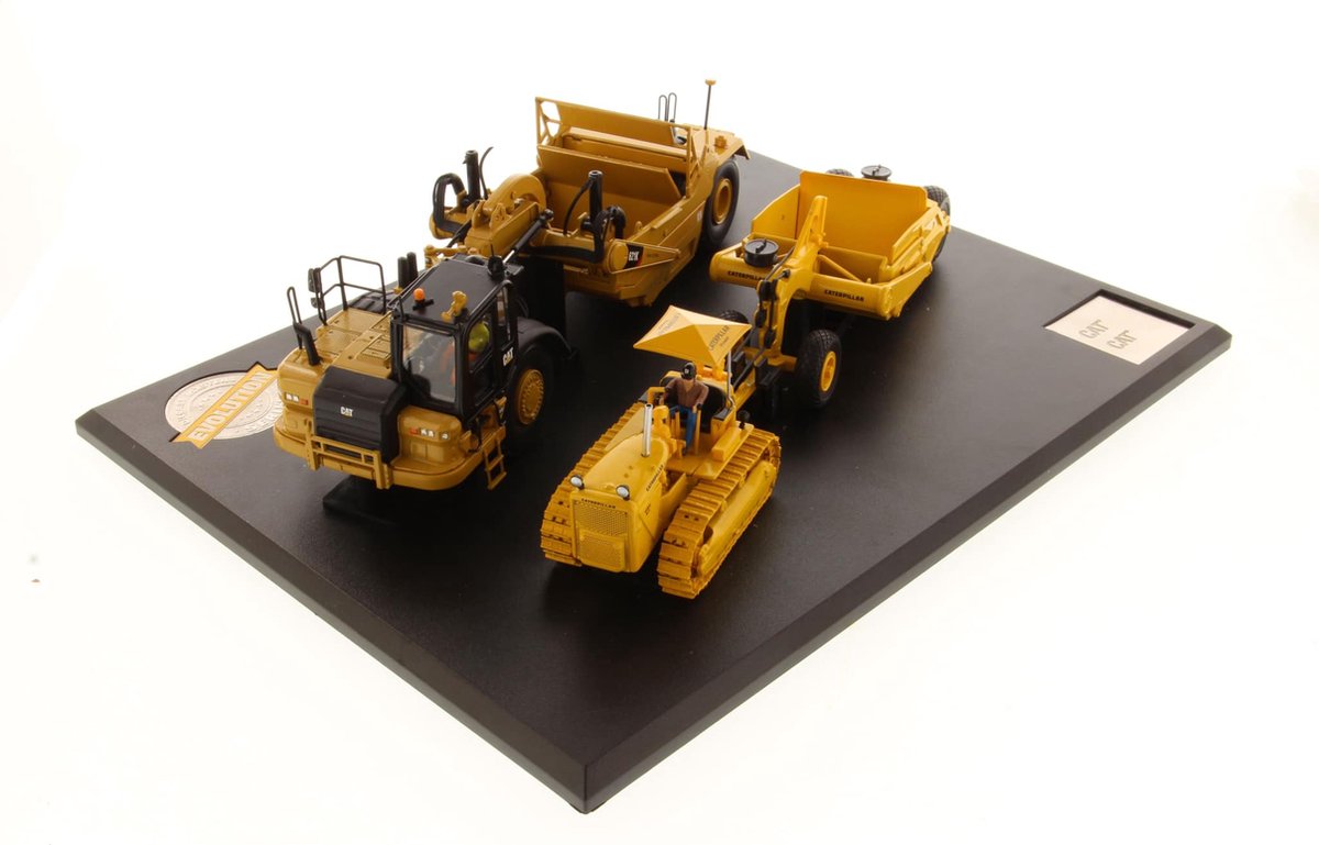 Cat D7 TTT met No. 70 Scraper & 621K Scraper - 1:50 - Diecast Masters