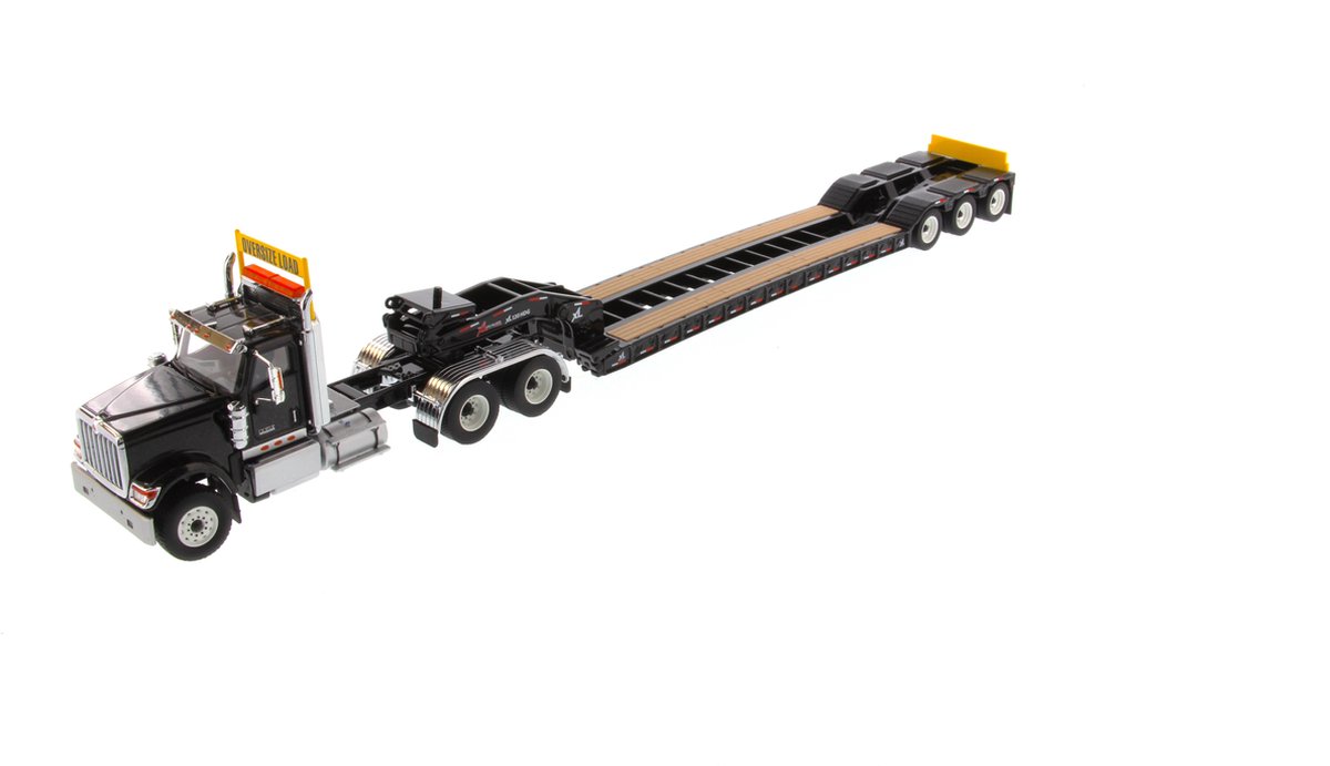 International HX520 Trekker met dieplader oplegger - 1:50 - Diecast Masters - Transport Series