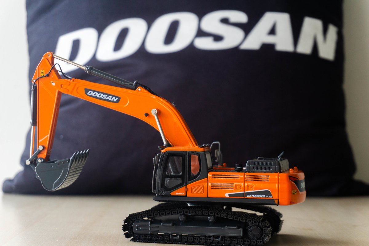 Miniatuur Doosan DX380LC-5 - Schaal 1:50