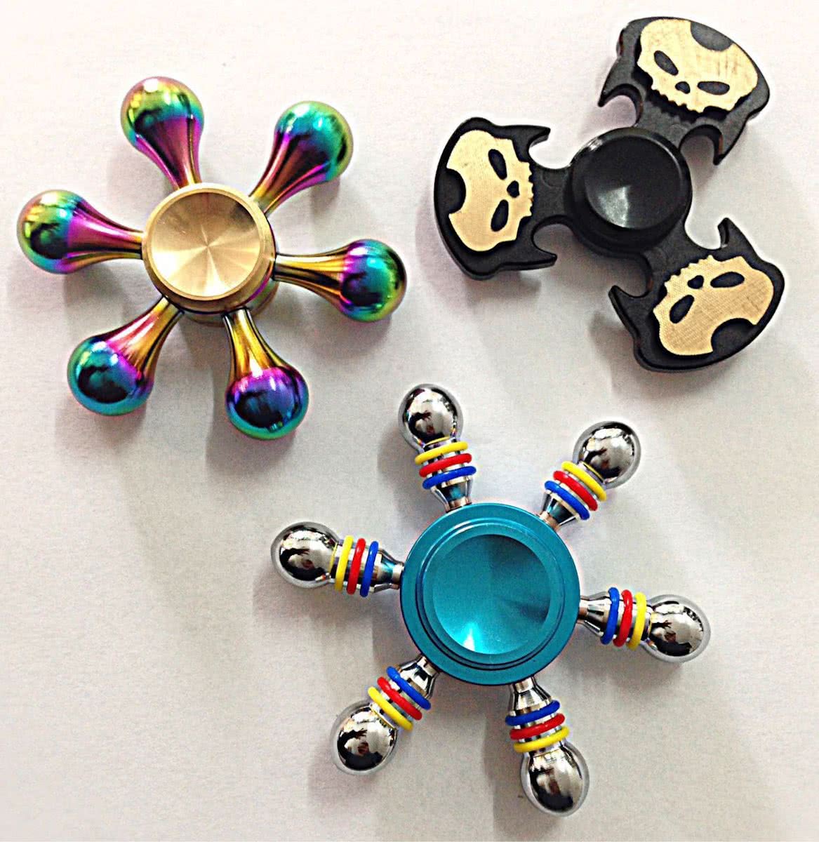 Fidget Spinner Lux (1Skull Zwart + 1Rainbow blauw + 1Rainbow Multi color ) 3 stuks