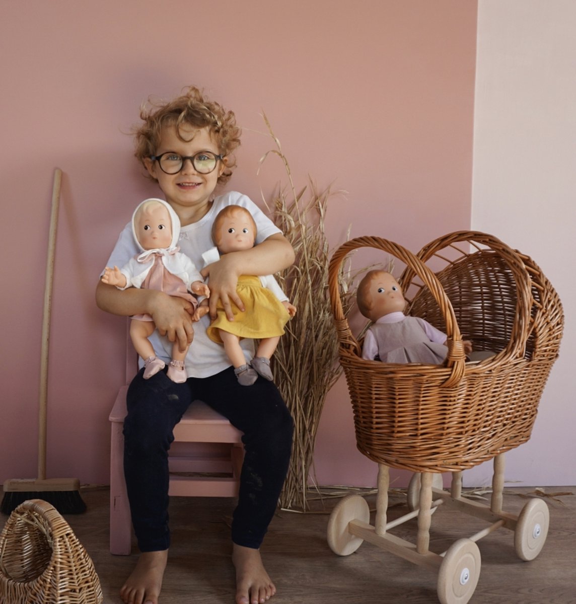   Rieten poppenwagen met dekbed, kussen en gebreid dekentje