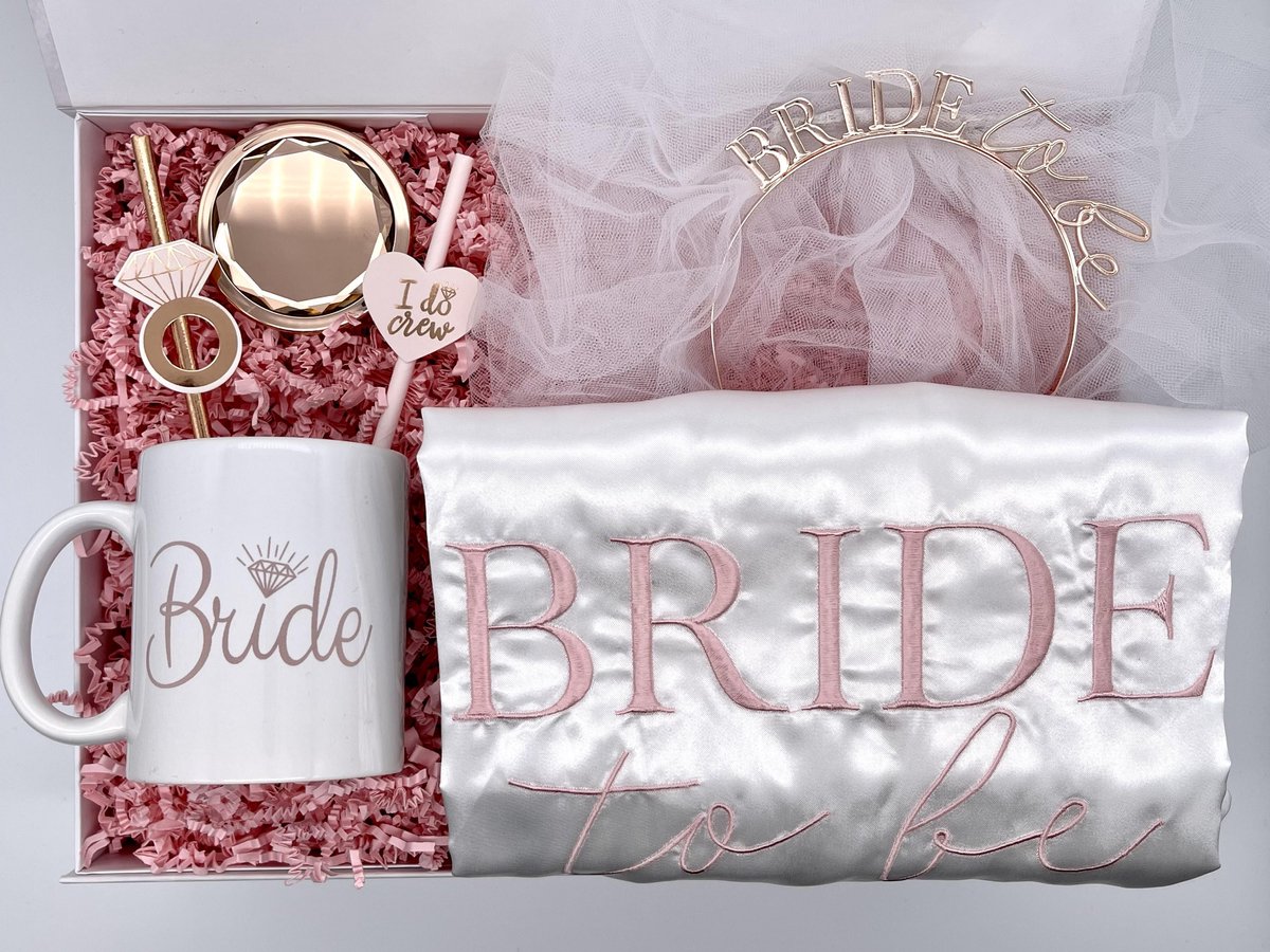 Especialina - Bride To Be Dressing Box - Kimono - Mok - Bride - Ginger Ray - zak spiegel - Bride to be - Haarband - Sluier