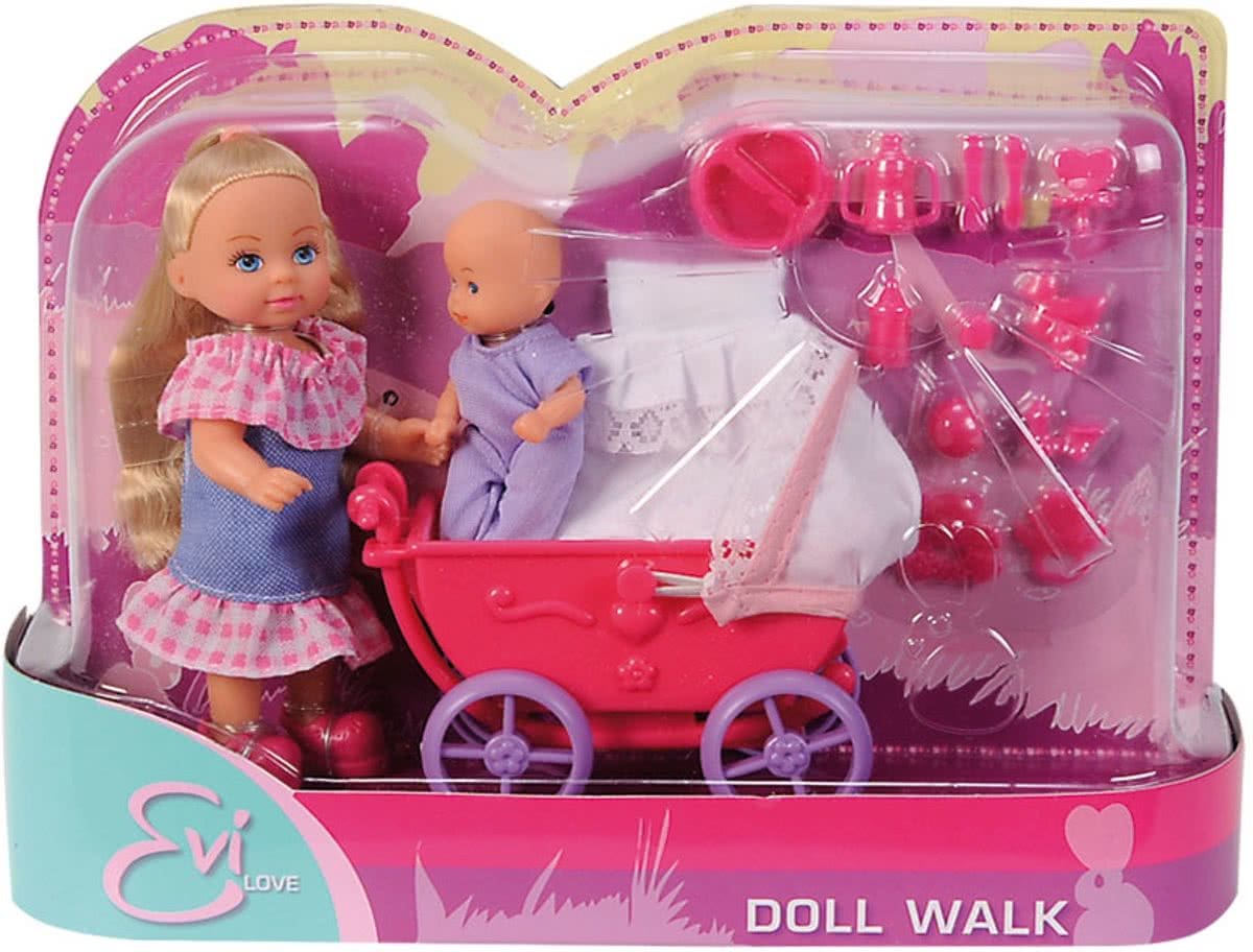 Evi LOVE Doll Walk. Evi gaat met haar pop wandelen.