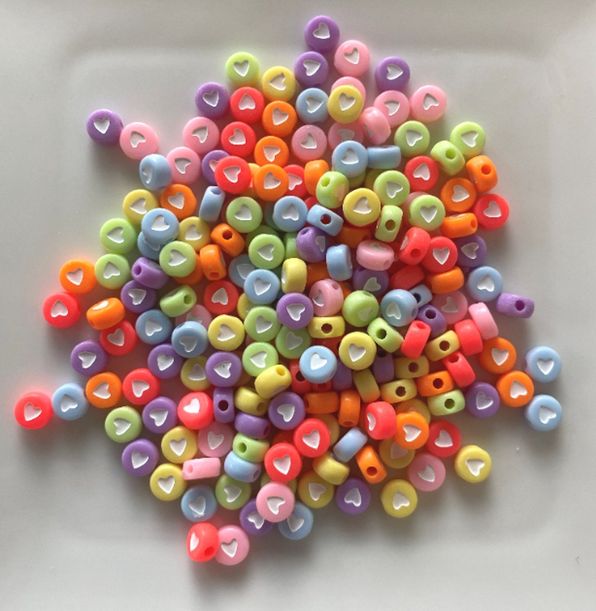 FISKA - 200 Stuks Acryl Kralen Mix Kleur Candy Met Witte Hartjes (6mm) - Letterkralen - Kralen Hart