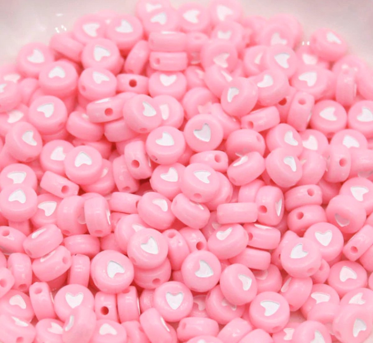 FISKA - 200 Stuks Acryl Kralen Roze Met Witte Hartjes (6mm) - Letterkralen - Kralen Hart