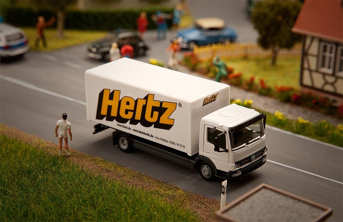 Faller -Vrachtwagen MB Atego Hertz (HERPA) (161560)