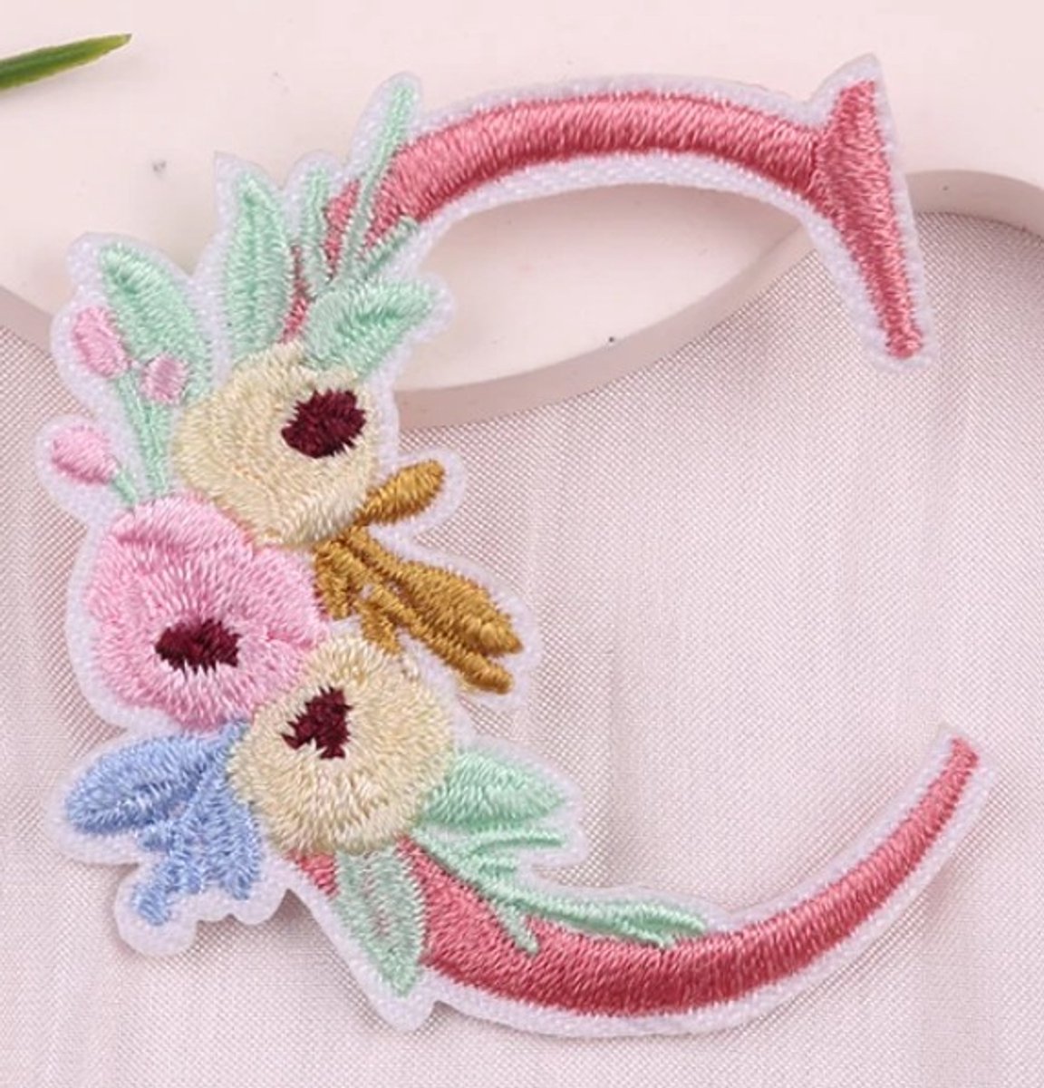 Strijk Embleem Alfabet Patch - Letter C - Bloemen Roze - 5cm hoog - Letters Stof Applicatie - Geborduurd - Strijkletters - Patches - Iron On