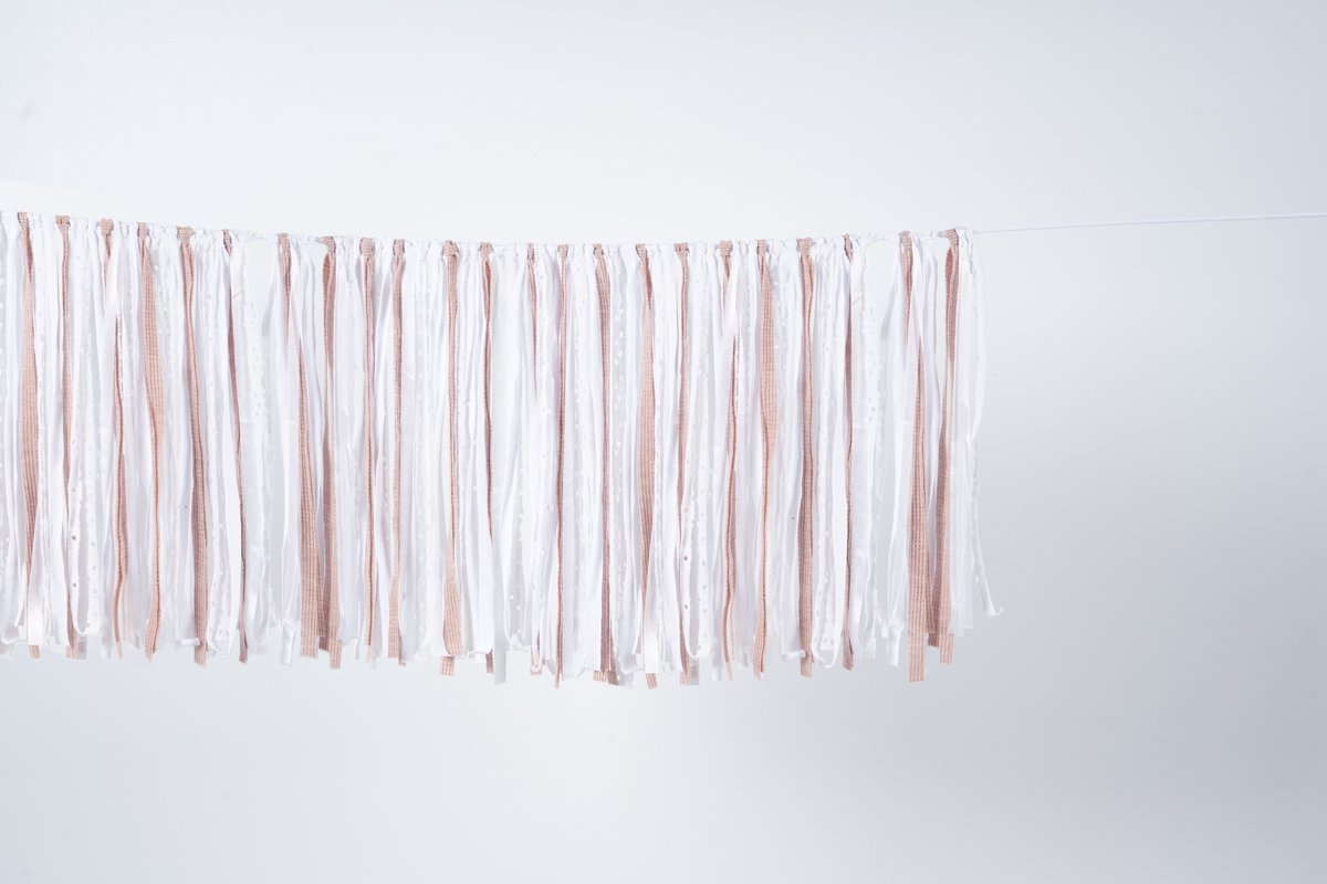 FraaiGaaf - Knotted tassel slinger - 5 meter - Blush & Broderie - Wit - Roze - bruiloft versiering - huwelijk decoratie - witte slinger