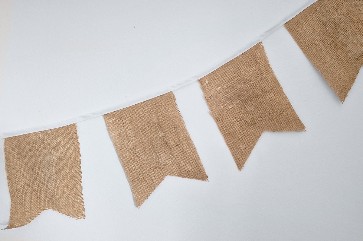 FraaiGaaf - Vlaggenlijn van stof / jute - 5 meter – jute slinger met vaandel vlaggetjes voor bruiloft / huwelijk / jubileum / verjaardag / baby shower - Slinger met tekst opdruk mogelijk / personaliseerbaar – handgemaakt, vintage en duurzaam