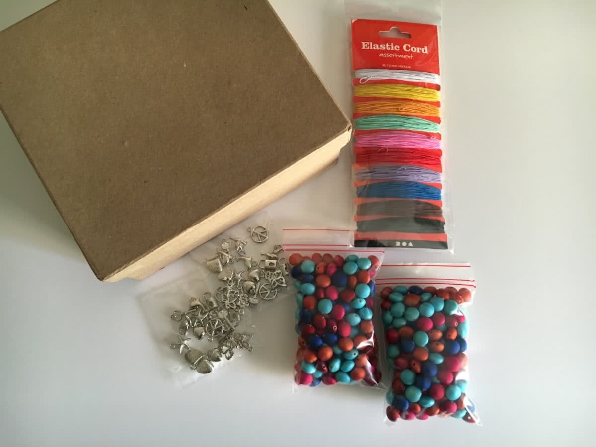 Freubelbox armbandjes met bedeltjes (voor 6 kids)