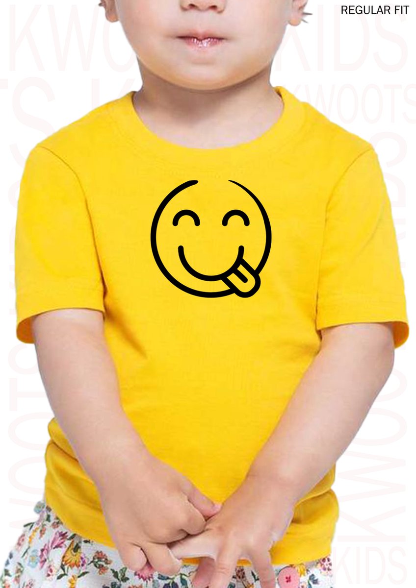 SMILEY FACE (Uitgestoken tong) unisex kids t-shirt - Geel - Maat 104 - Regular Fit - Korte mouwen - Ronde hals - Ik ben vandaag zo vrolijk - Kwoots - Voor zowel jongens als meisjes