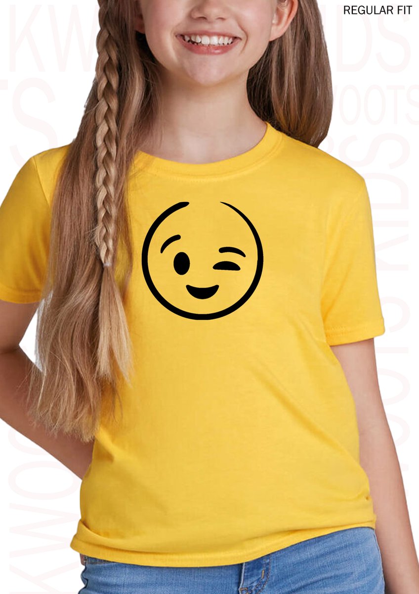 SMILEY FACE KNIPOOG unisex kids t-shirt - Geel - Maat 104 - Regular Fit - Korte mouwen - Ronde hals - Ik ben vandaag zo vrolijk - Kwoots - Voor zowel jongens als meisjes