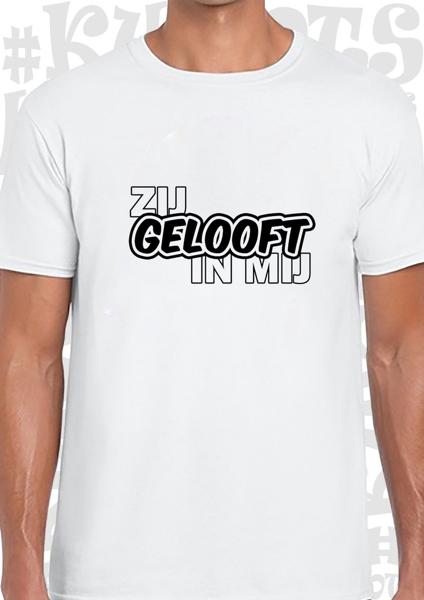 ZIJ GELOOFT IN MIJ heren t-shirt - Wit - Maat L - Korte mouwen - Ronde hals - Andre Hazes - Holland zingt Hazes - Quotes - Kwoots - Meezingen met klassiekers