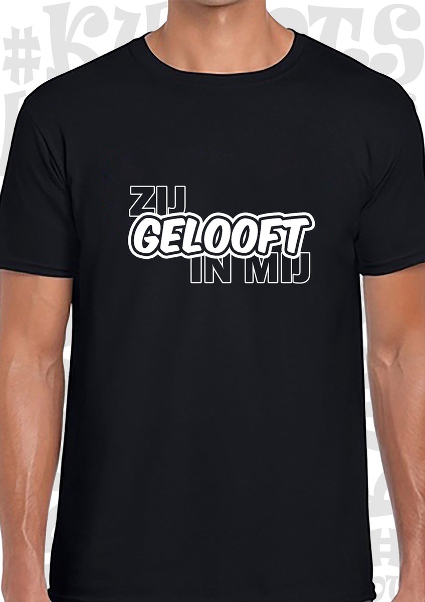 ZIJ GELOOFT IN MIJ heren t-shirt - Zwart - Maat M - Korte mouwen - Ronde hals - Andre Hazes - Holland zingt Hazes - Quotes - Kwoots - Meezingen met klassiekers