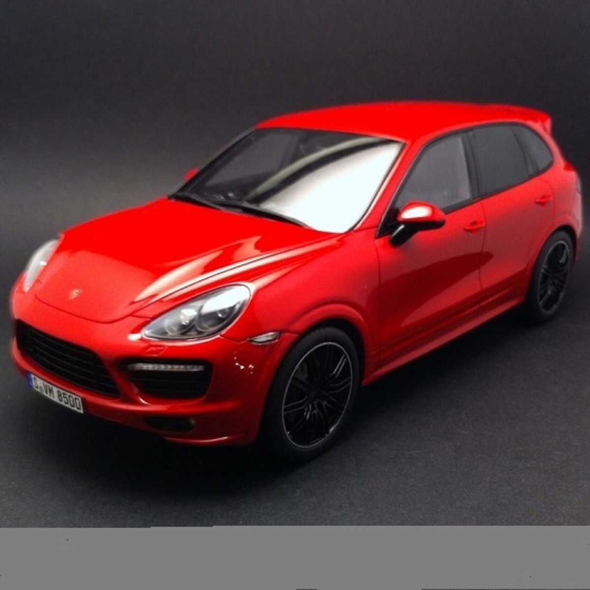 Porsche Cayenne GTS 2013 Rood 1-18 GT Spirit Limited 504 Pieces