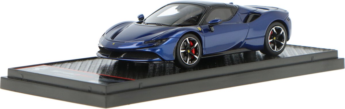 Ferrari SF90 Spider Closed Roof - Modelauto schaal 1:43