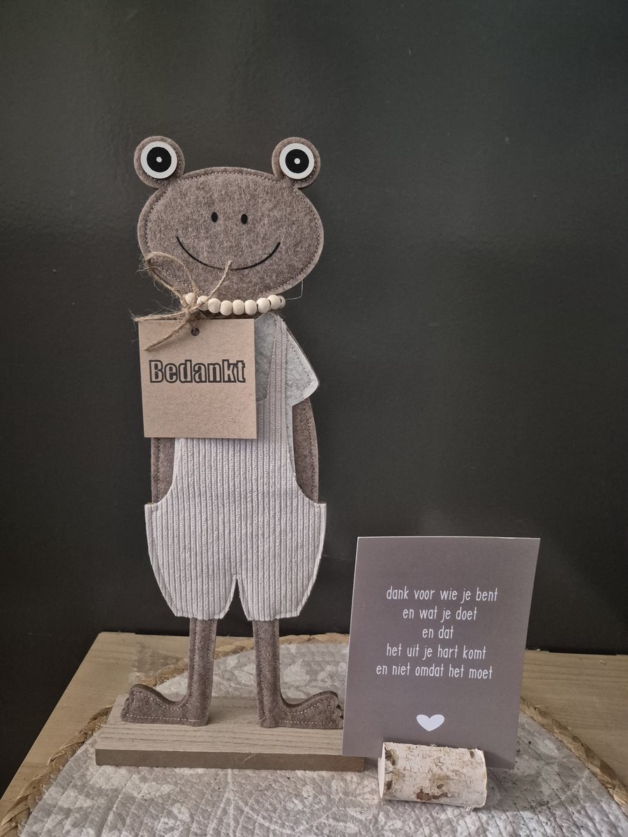 vilten kikker met bedankt kaartje op houten voet-houder met kaartje en tekst-goldbach