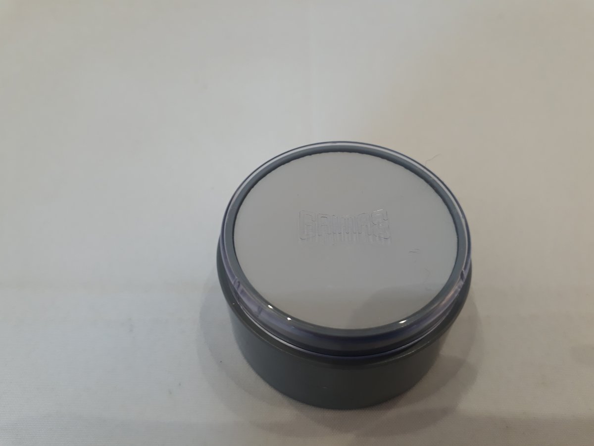 grimas grime licht grijs