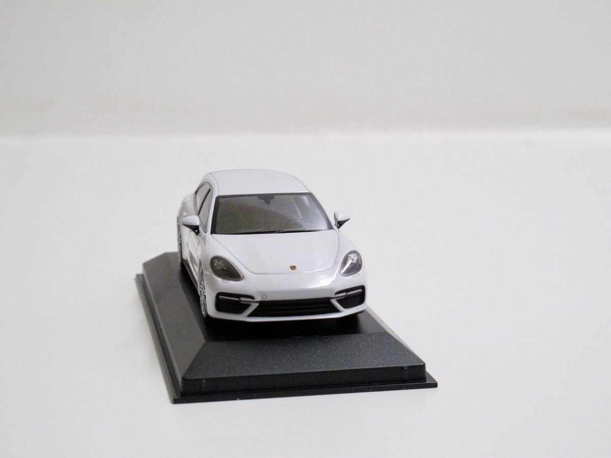 Herpa 1/43 Porsche Panamera Sport Turismo Turbo S E-Hybrid, White metallic