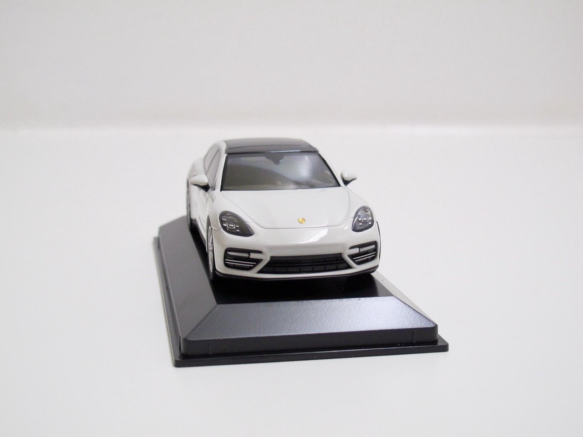 Herpa 1/43 Porsche Panamera Turbo S E-hybrid Executive, Wit