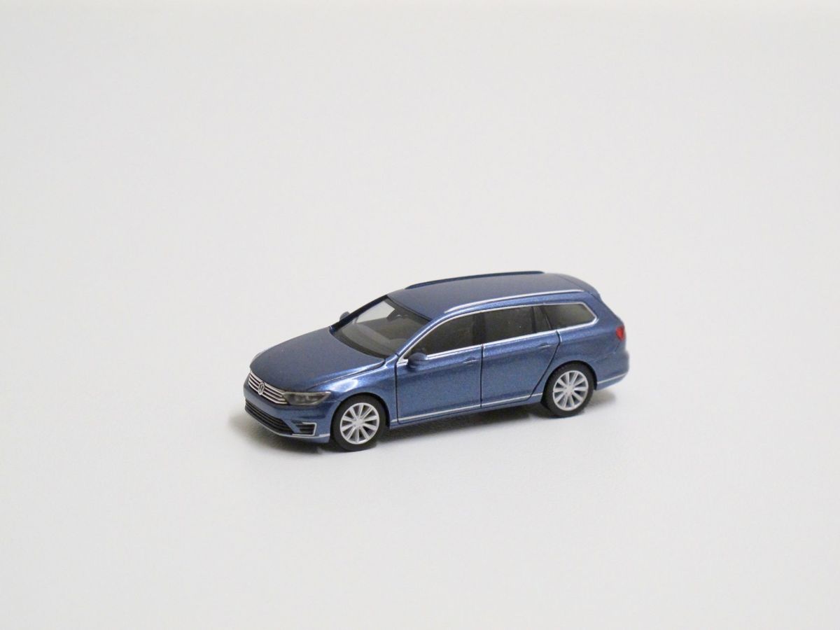 Herpa 1/87 VW Passat Variant GTE, blauw metallic