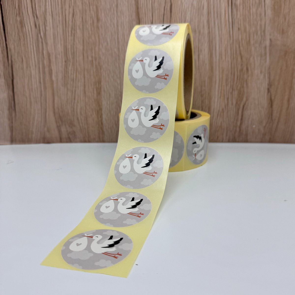 500 Stickers op rol Ooievaar - sluitsticker - wensetiket - sluitzegel - geboorte meisje - geboorte jongen - baby geboren - unisex - kraamcadeau - geboortepost - geboortekaarten - Hippekaartjeswinkel