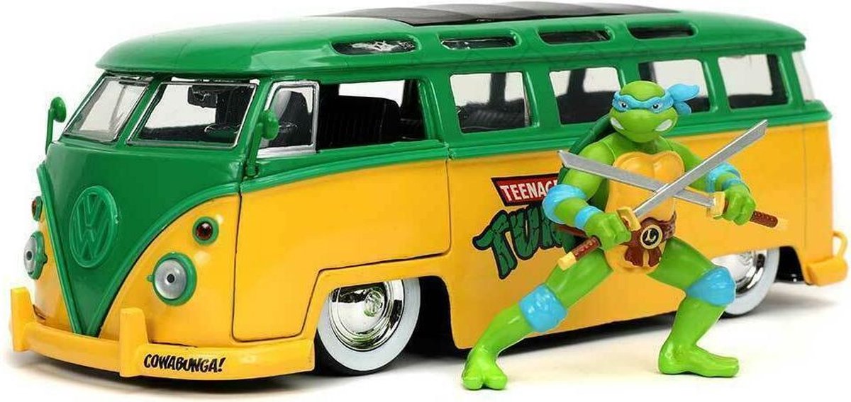 1962 Volkswagen Bus + Ninja Turtles Leonardo Figuur (Groen/Geel) (20 cm) 1/24 Jada  - Modelauto - Schaalmodel - Miniatuurauto - Jongenscadeau - Jongen Kado - Verjaardag Jongentje - Ninja Turtle